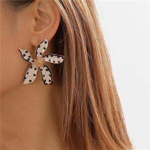 Lightweight Floral Statement Earrings – 6 Colors | Cute Vintage Flower Drop